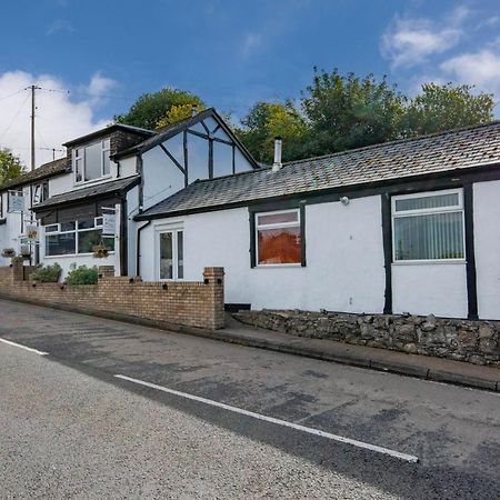 Welsh Row House Apartment Llandegla Екстериор снимка