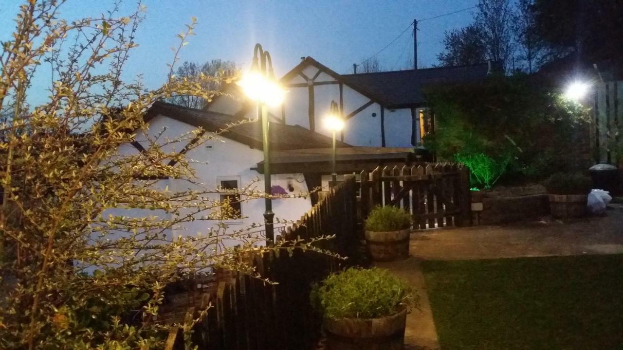 Welsh Row House Apartment Llandegla Екстериор снимка
